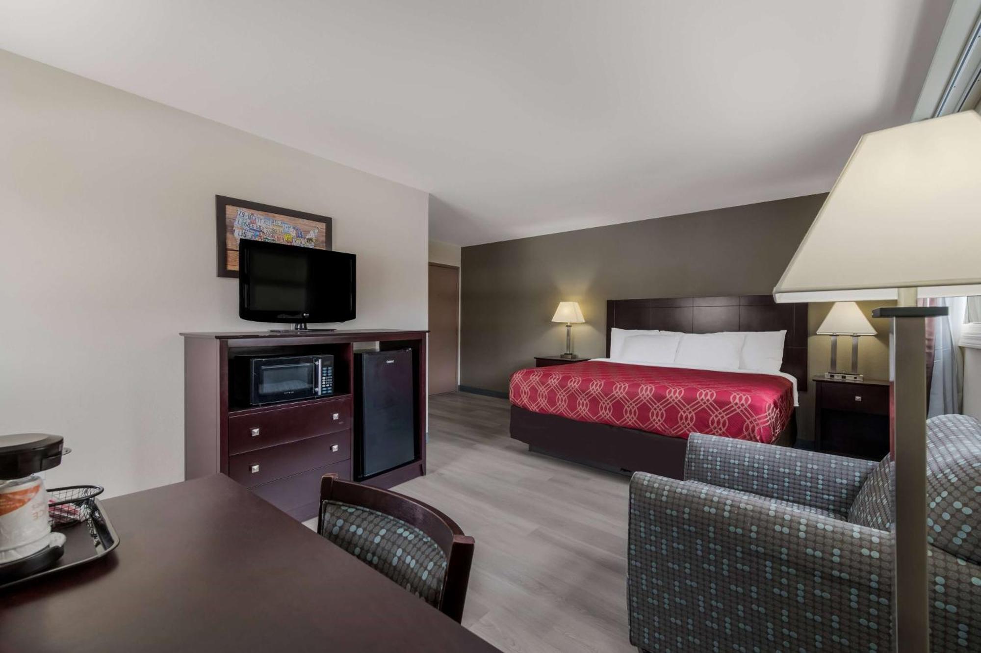 Baymont By Wyndham Iron Mountain Hotel ภายนอก รูปภาพ
